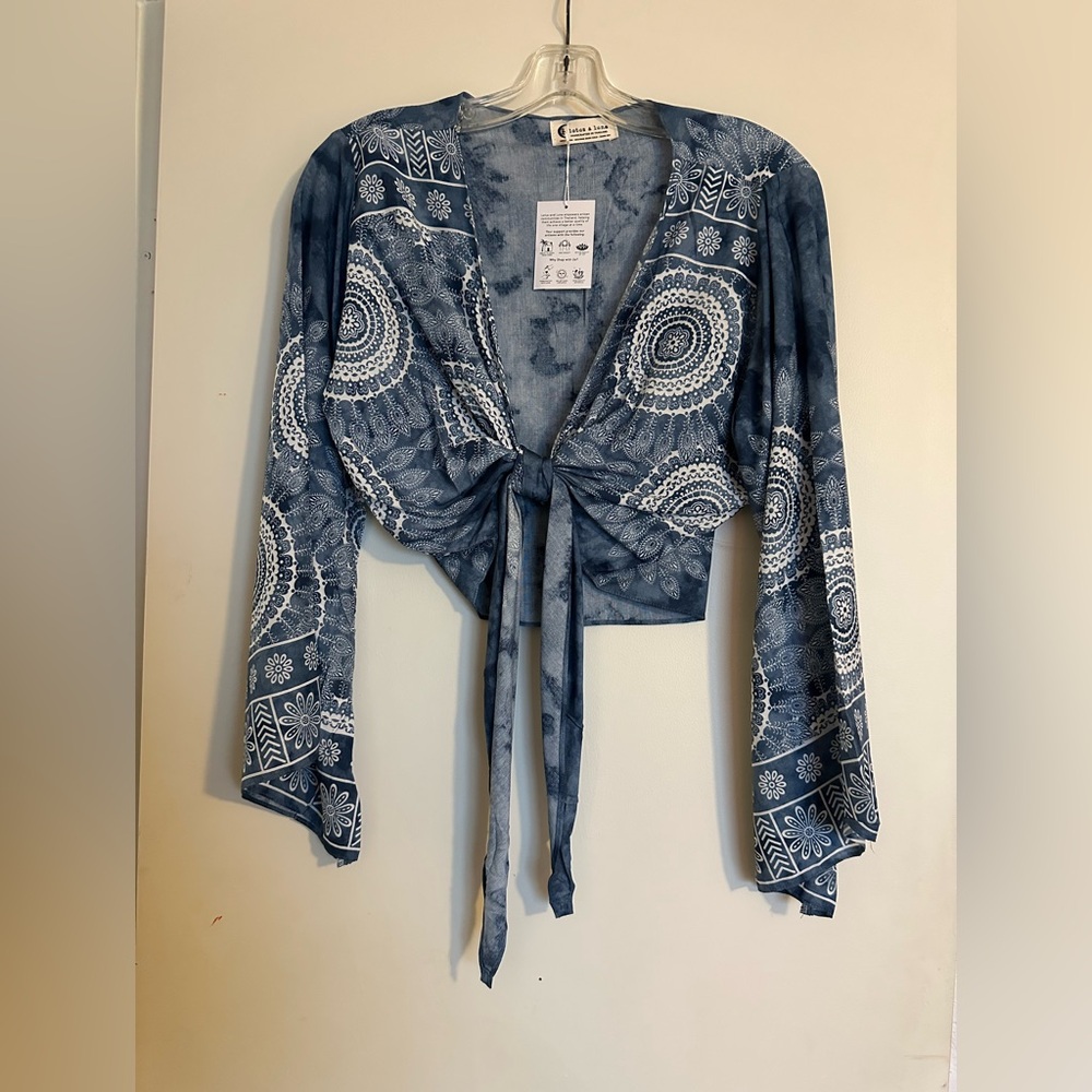 Lotus and Luna Daydreamer Top OSFM NWT
Blue and White (Tidal)